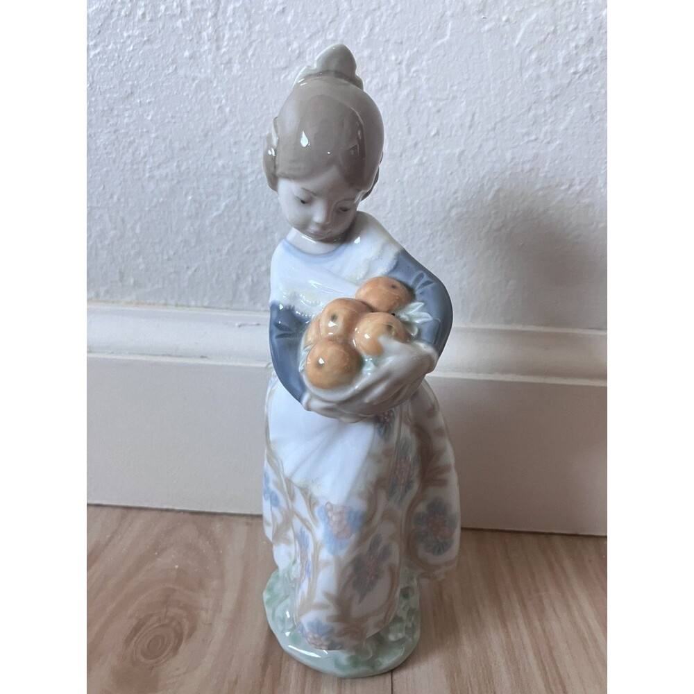 Lladró Vintage Porcelain Figurine Valencia Girl With Oranges 4842 No Box